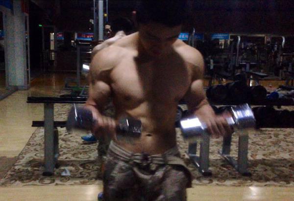 80斤瘦弱男生鍛煉變男神的增肌故事