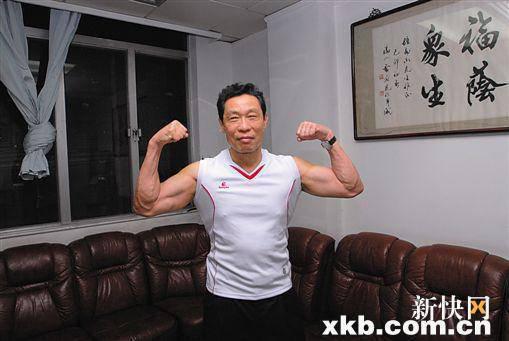 堅持健身 80歲的鐘南山可做10個引體向上