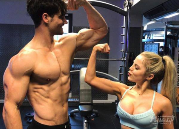 男人好身材對妹子的吸引力有多大？健身小哥街頭實驗