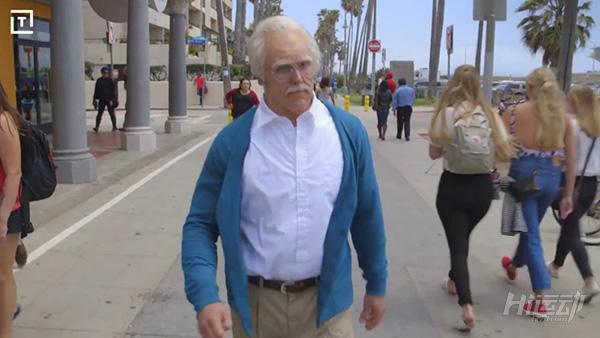 國外大爺挑戰街頭健身小伙！這么強壯活該他裝逼成功