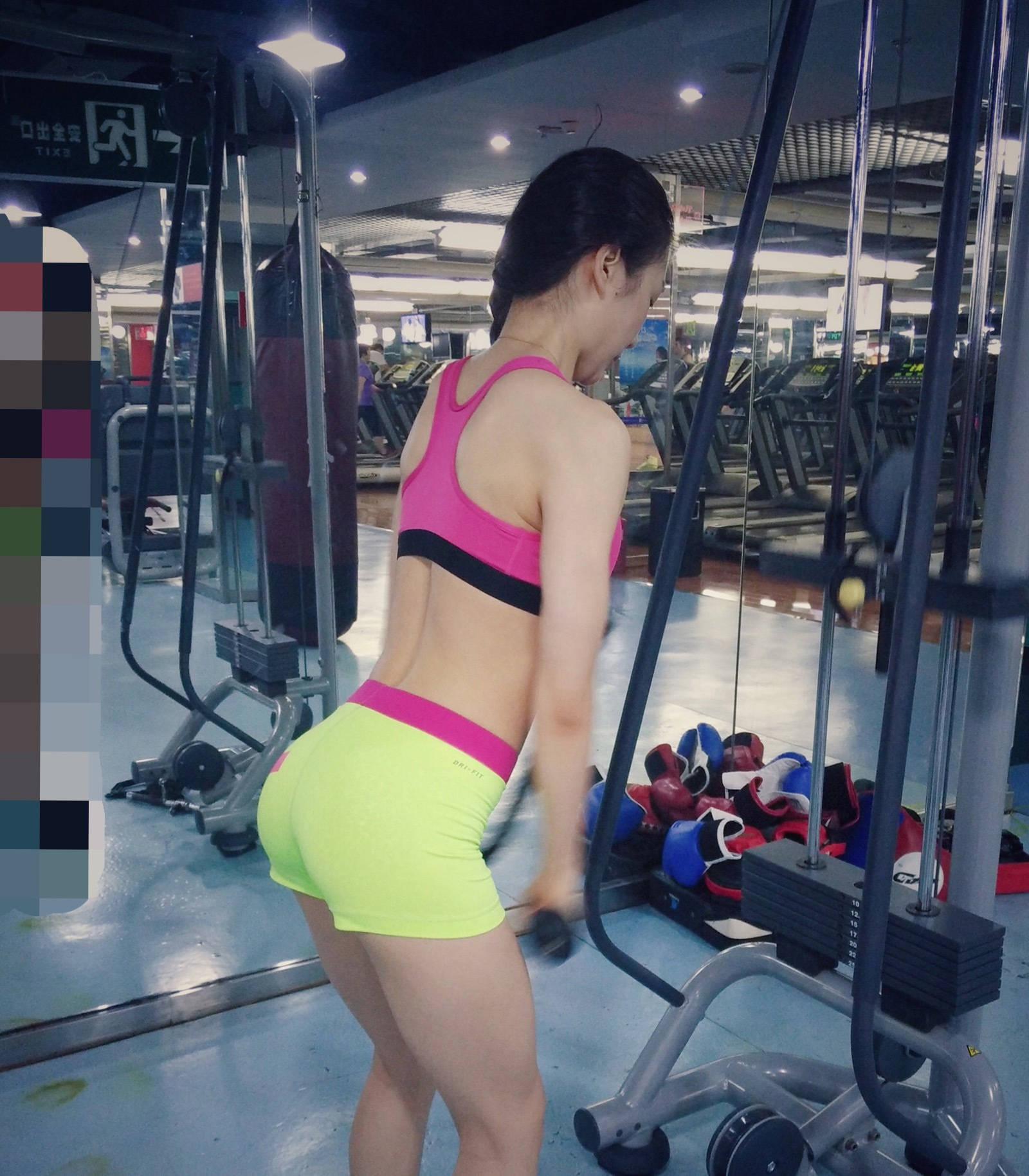 美女緊身衣出鏡 香汗淋漓長腿逆天