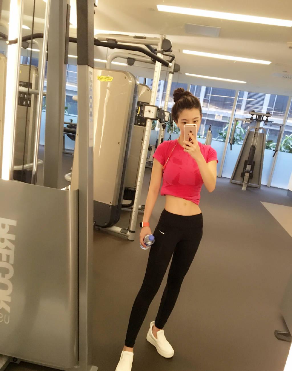 裴帥女友顏值逆天 性感翹臀狂吸睛