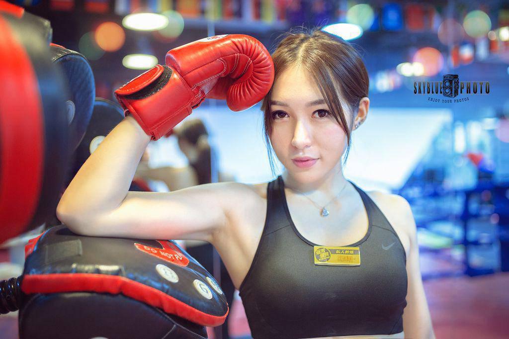 陰陽對比 健身房里的美女和格斗冠軍