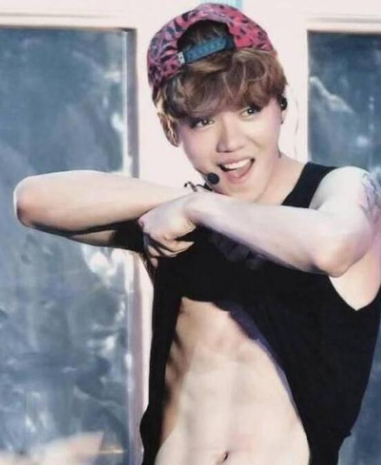 鹿晗出道這四年的肌肉成長史