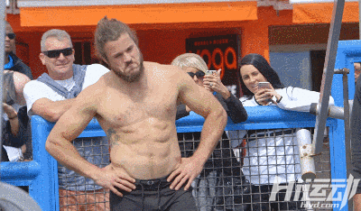 國外大爺挑戰街頭健身小伙！這么強壯活該他裝逼成功