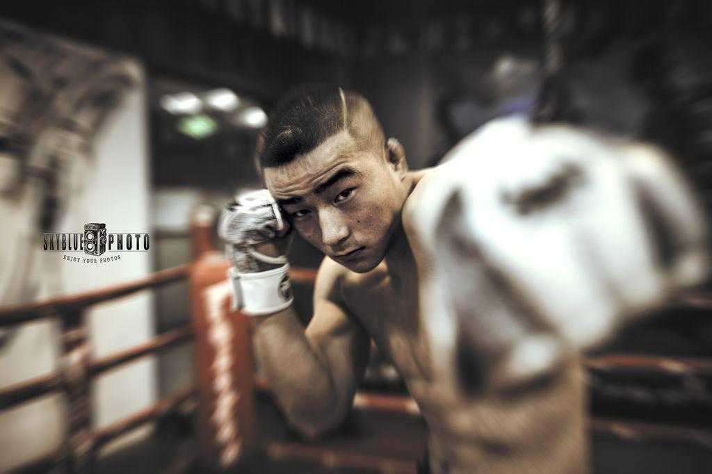 陰陽對比 健身房里的美女和格斗冠軍