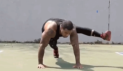 肌肉男的花式俯臥撐 你能挑戰幾個？