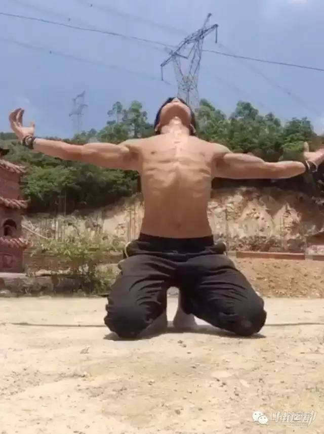 看搬磚小哥如何在工地健身 大寫的牛！