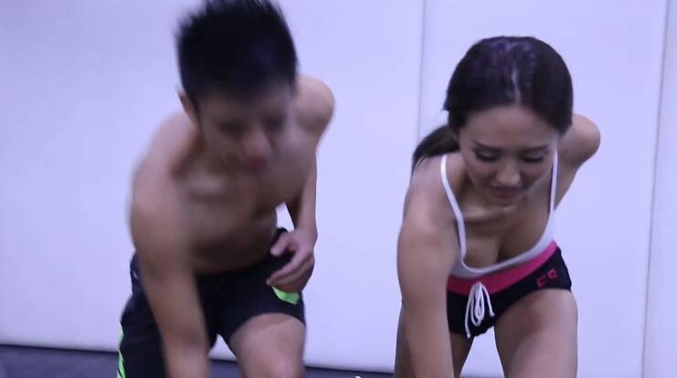 性感美女健身 動(dòng)作開放不懼走光