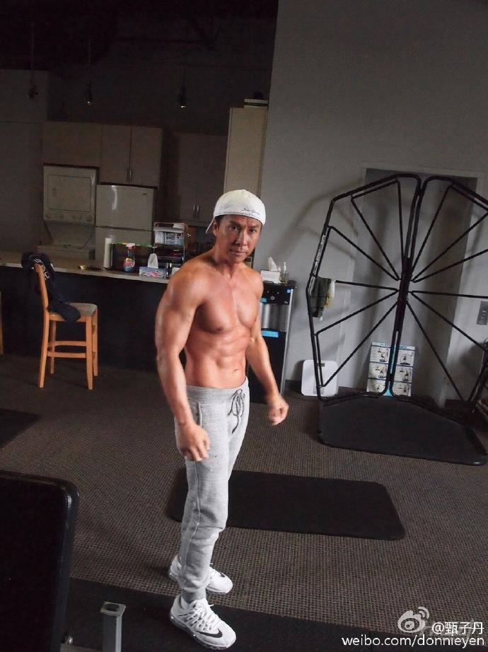 甄子丹秀健身肌肉 挑戰(zhàn)國(guó)外健身達(dá)人