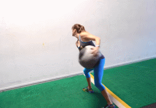 健身房的藥球經常被忽視，腹肌動作練膩了的你也可以用藥球練腹肌