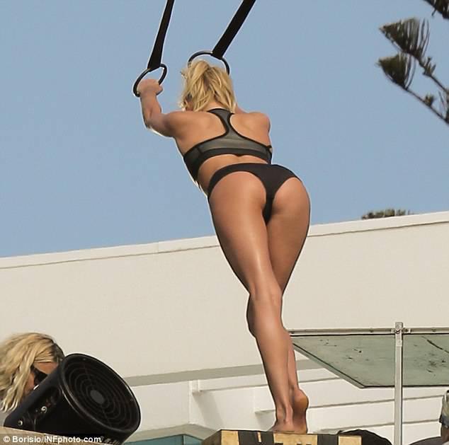 維密天使拍運動寫真 玩吊環打拳擊