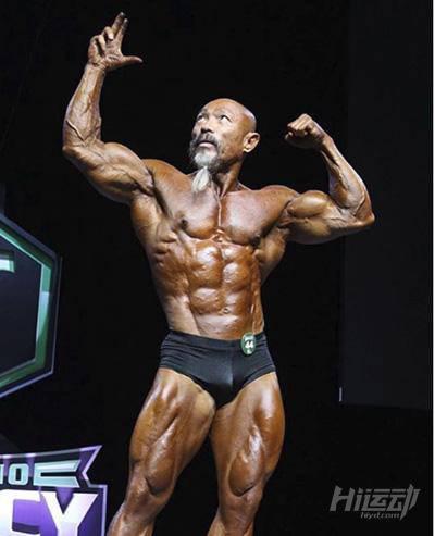 50多歲老頭迷戀“七龍珠”，瘋狂健身練成真實(shí)版龜仙人