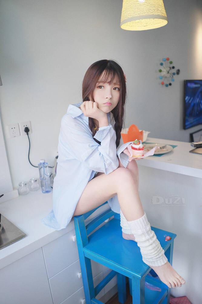 95后嫩模健身照 緊身衣褲超火辣