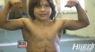 小巨人8歲臥推95公斤！每天600個俯臥撐，300次深蹲