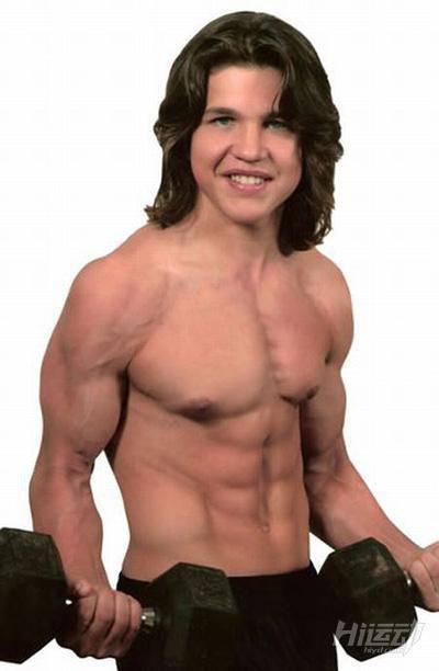 小巨人8歲臥推95公斤！每天600個俯臥撐，300次深蹲