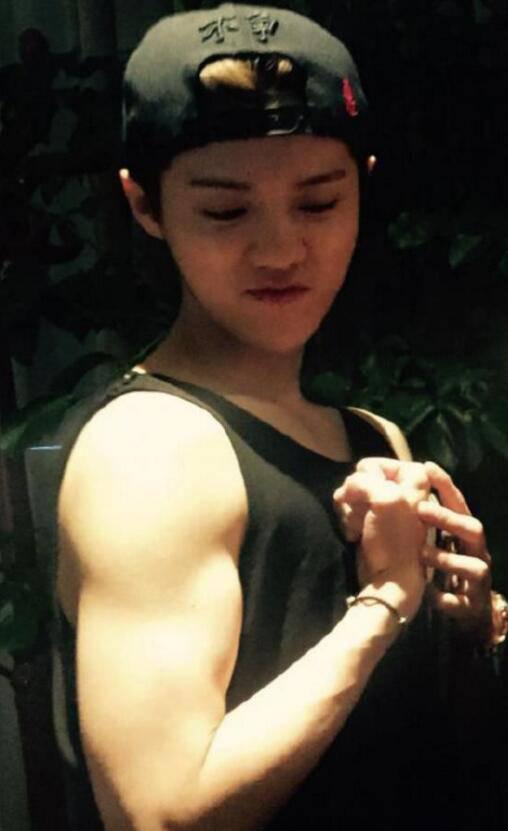 鹿晗出道這四年的肌肉成長史