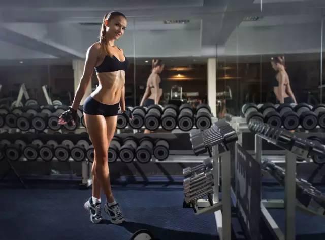 健身的妹子身材就是火辣 超級耐看