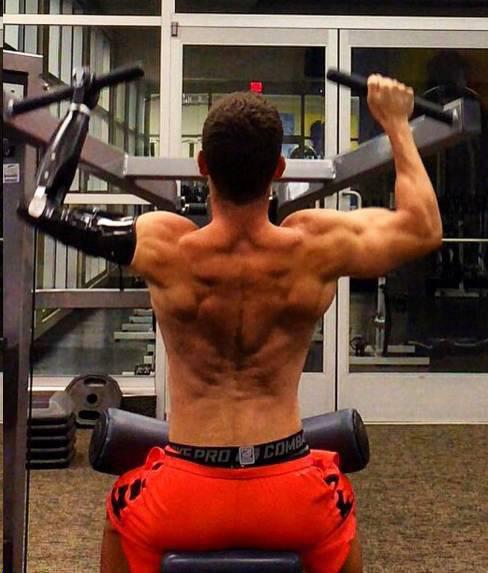 身殘志堅 天生獨臂卻練成肌肉男神