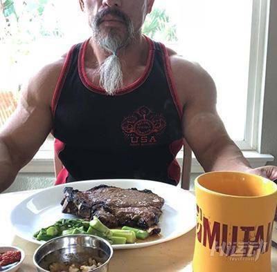 50多歲老頭迷戀“七龍珠”，瘋狂健身練成真實(shí)版龜仙人