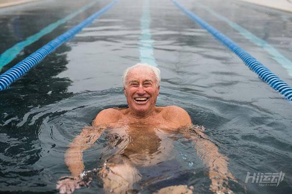 美國98歲服裝巨頭創始人，為什么他能健康事業雙豐收？