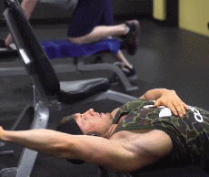 健身房沒有上拉器械？不用擔(dān)心，使用龍門架也可以完成這個(gè)動(dòng)作。