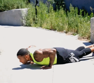 肌肉男的花式俯臥撐 你能挑戰幾個？