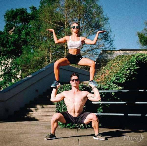 如果有女友，早就開始健身了！10個最虐狗的情侶動作