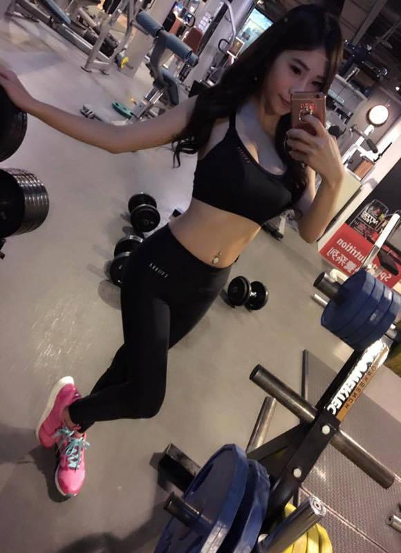 臺灣網紅嫩模身材棒 人送稱號乳媚娘