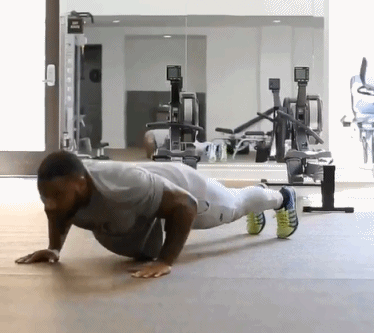 肌肉男的花式俯臥撐 你能挑戰幾個？