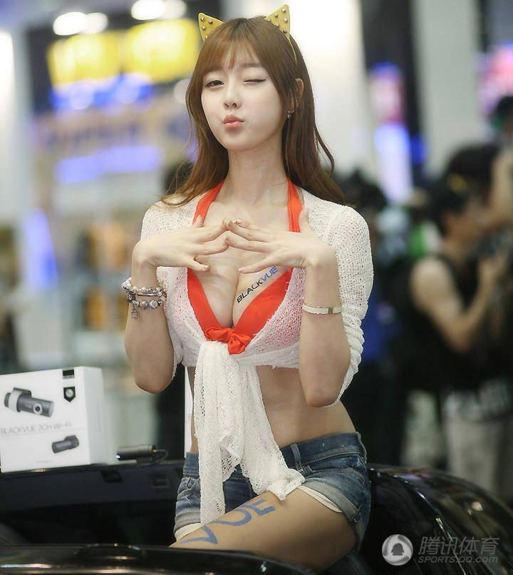 韓國舉牌女郎 傲人上圍高顏值成焦點