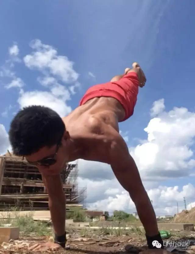 看搬磚小哥如何在工地健身 大寫的牛！