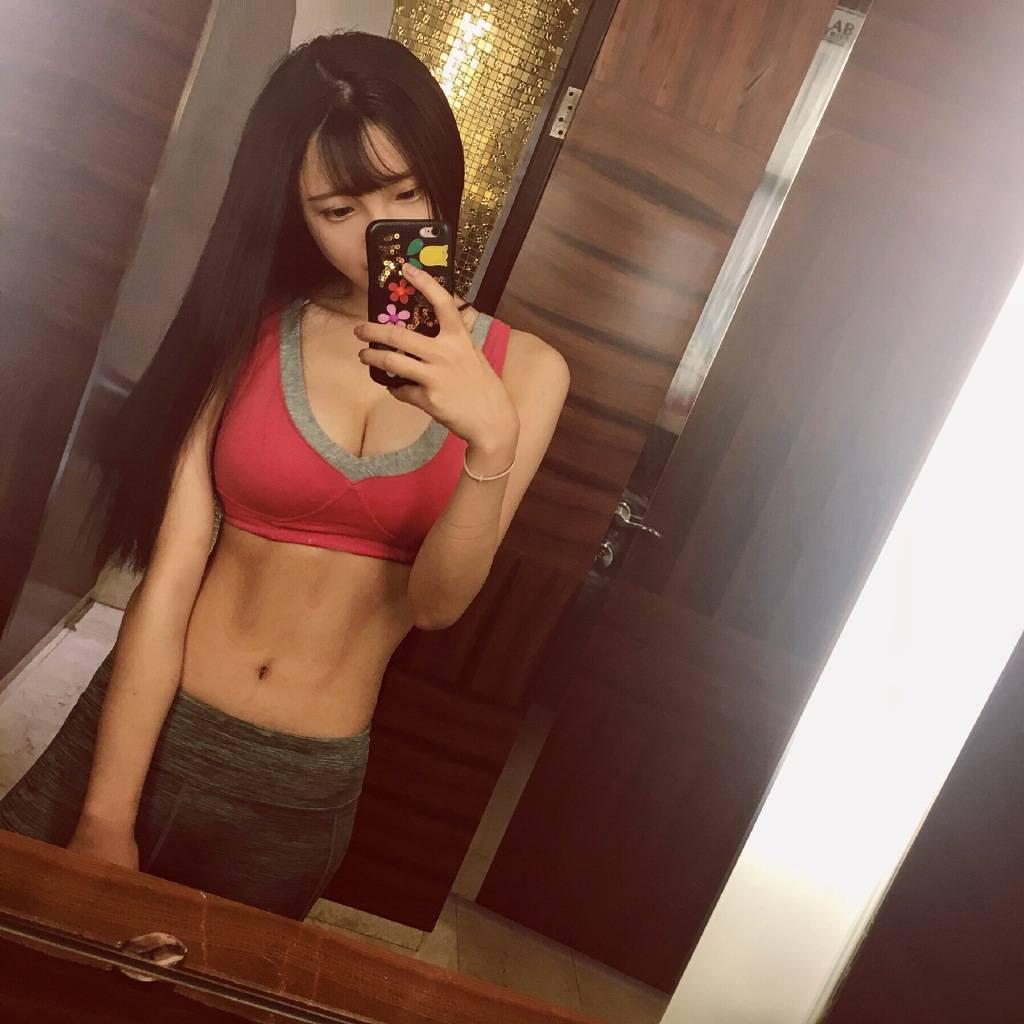 95后嫩模健身照 緊身衣褲超火辣