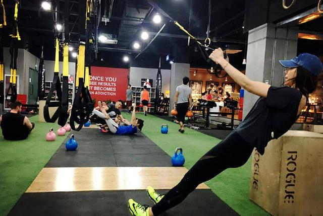 周韋彤健身 穿露肩緊身衣顯翹臀長腿