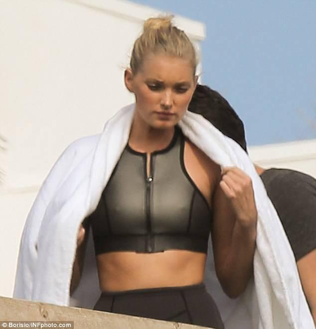 維密天使拍運動寫真 玩吊環打拳擊