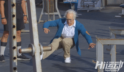 國外大爺挑戰街頭健身小伙！這么強壯活該他裝逼成功