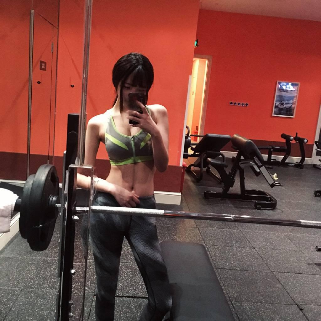 95后嫩模健身照 緊身衣褲超火辣