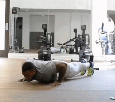 肌肉男的花式俯臥撐 你能挑戰幾個？