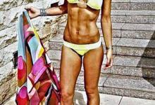 這才是辣媽 生五個(gè)娃照樣練出八塊腹肌