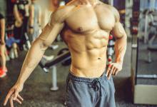 陰陽對比 健身房里的美女和格斗冠軍