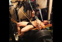 國外大爺挑戰街頭健身小伙！這么強壯活該他裝逼成功