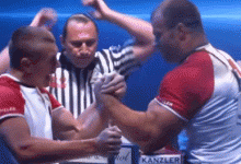 塊頭不大的扳手腕王者！小臂有45厘米粗