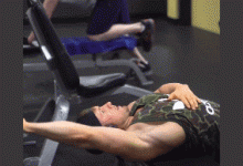 健身房沒(méi)有上拉器械？不用擔(dān)心，使用龍門(mén)架也可以完成這個(gè)動(dòng)作。