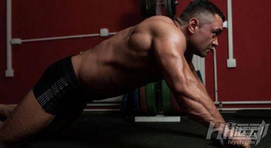 國外42歲阿姨泡在健身房，如今擁有不輸年輕人的身材