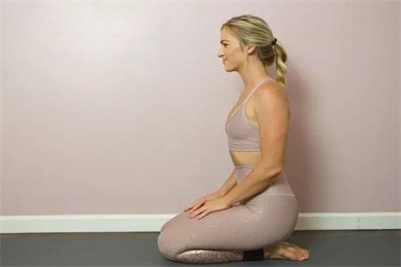 上班族女性出現(xiàn)腿腳酸痛怎么辦？瑜伽動(dòng)作來幫你改善