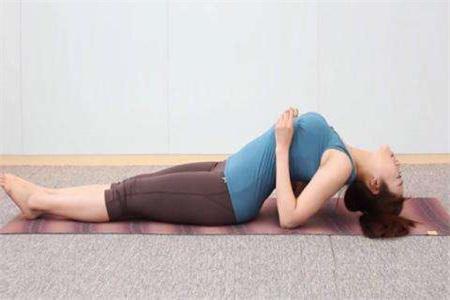 豐胸瑜伽的基本動作，簡單快速幫你胸部練豐滿