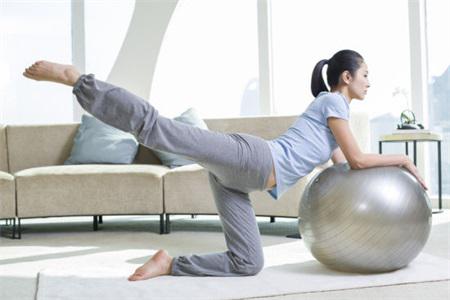 瑜伽球減肥動(dòng)作分解，動(dòng)作不標(biāo)準(zhǔn)也能練瘦