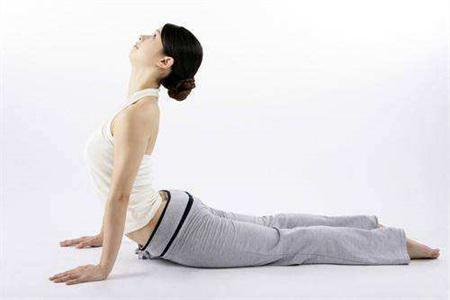 豐胸瑜伽的基本動作，簡單快速幫你胸部練豐滿