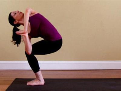 女性脖子酸痛怎么辦？一組簡單的瑜伽動作就能幫你消除疼痛