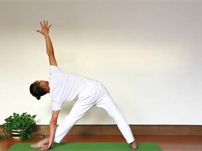 女性練好瘦腰瑜伽動作的三角式，立刻擁有小蠻腰